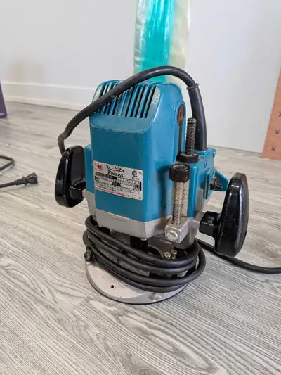This is a used Makita Router, perfect for any woodworking enthusiast looking for a reliable tool. It...