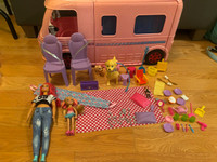 Caravane pour Barbie avec quelques accessoires et deux poupées
