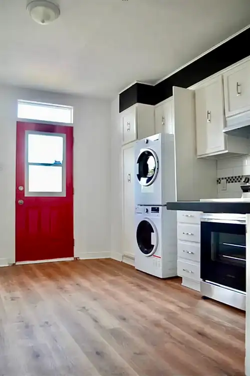 Spacieux 5 1/2 à louer au troisième étage d'un triplex dans Hochelaga. -Appartement entièrement réno...