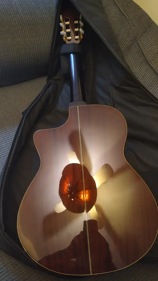 3 Guitares (tango, cutaway, pick-up) pour professionnels in Guitars in City of Montréal - Image 8