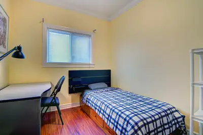 October 1st - Furnished Room Near Metrotown SkyTrain — Ideal for a Student or Co-op Live within walk...