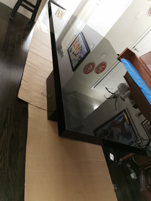 Beautiful black lacquered glass top dining table, seats 8. Dining