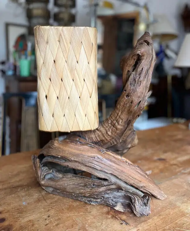 Vintage driftwood table lamp with original wicker shade mcm in Indoor Lighting & Fans in City of Montréal - Image 3