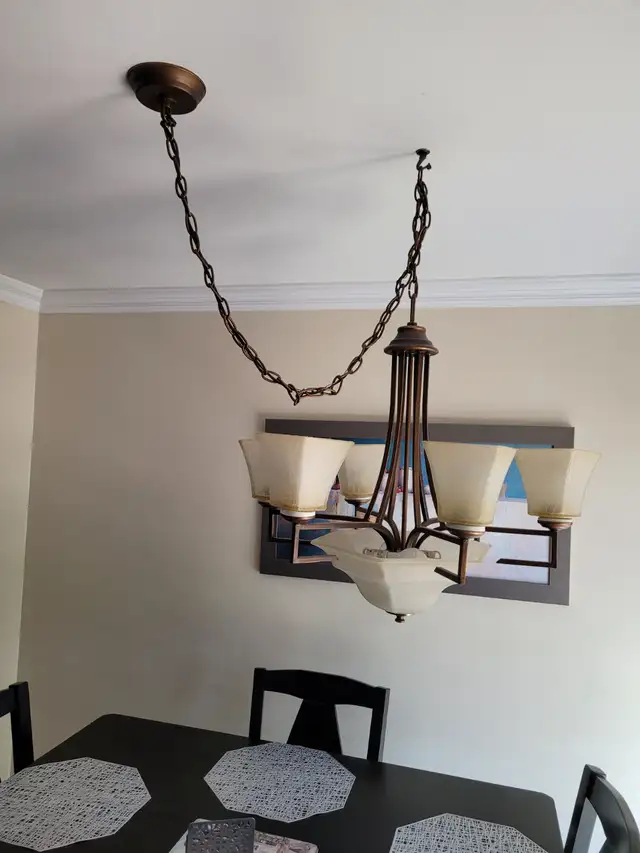 Chandelier in Indoor Lighting & Fans in City of Montréal - Image 4