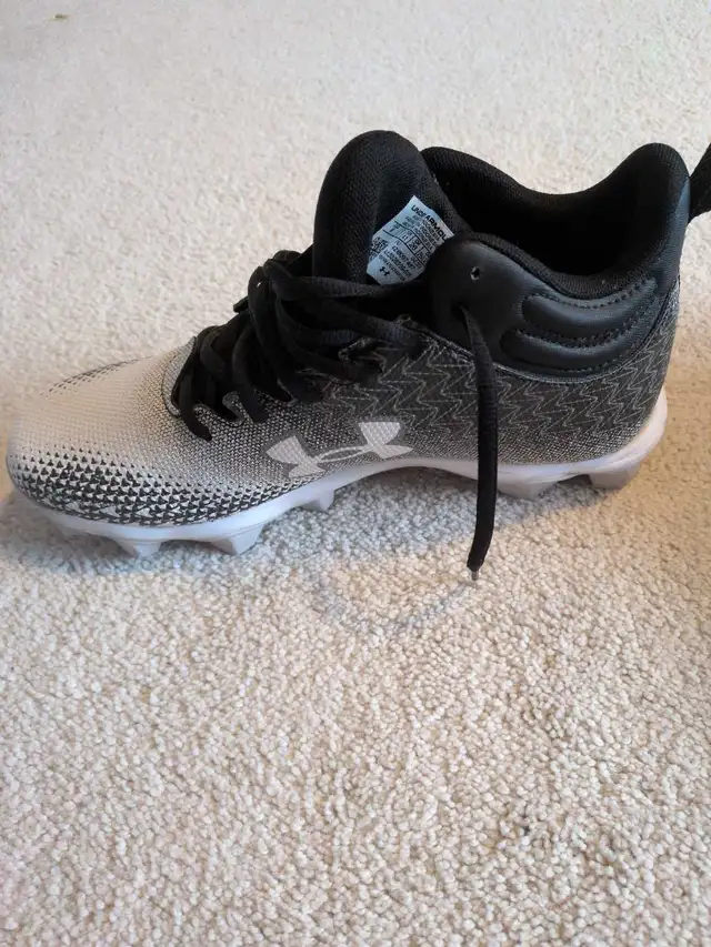 under Armour  size 8 football cleats in Men's Shoes in Oakville / Halton Region - Image 4