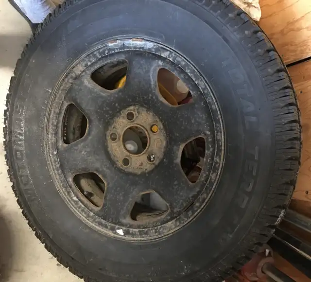 Pneu Hiver   Motomaster   Total Terrain     235-70-16 avec Jante in Tires & Rims in St-Georges-de-Beauce - Image 2