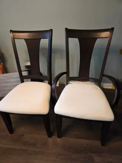 Has insert has 6 chairs. Dining room with insert will seat. Great shape 400 call text mike4163896453