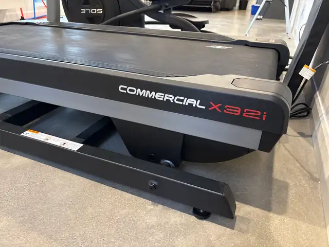 Nordic Track x32i Commercial Treadmill in Exercise Equipment in Kitchener / Waterloo - Image 3
