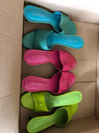 IF YOU SEE THIS AD, IT IS AVAILABLE SIZE 7 LEATHER 20$ PER PAIR