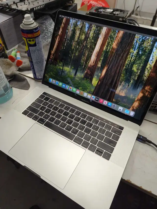 MacBook pro 2018  in Laptops in City of Montréal - Image 3