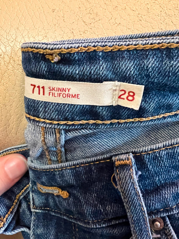 Levi’s 711 Skinny Jeans in Women's - Bottoms in Petawawa - Image 2