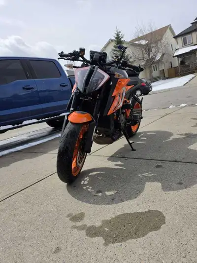 Selling to move back to a sport bike. This is the top-spec EVO with WP Semi-Active Suspension, Track...