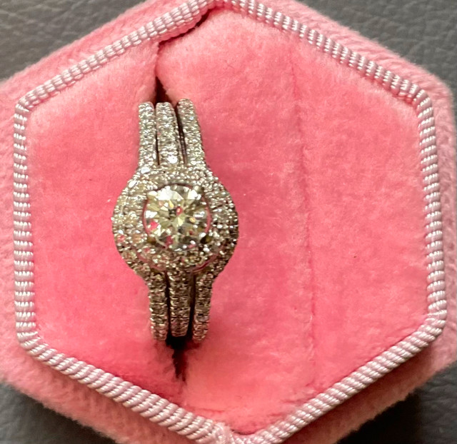 Engagement/wedding ring dans Bijoux et montres  à Ville de Montréal