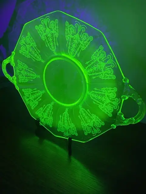 Antique - Depression Glass - Cake Plate - Glows in Arts & Collectibles in Ottawa - Image 9