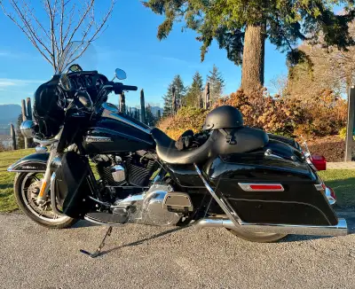 Serious offers only please. Clean title, never been dropped Ultra Classic model 103cu inch Fully Loa...