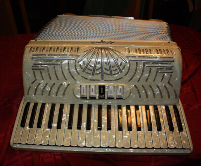 Royal 120 Bass Piano Accordion  (20 lbs)   $350 in Pianos & Keyboards in 100 Mile House - Image 2