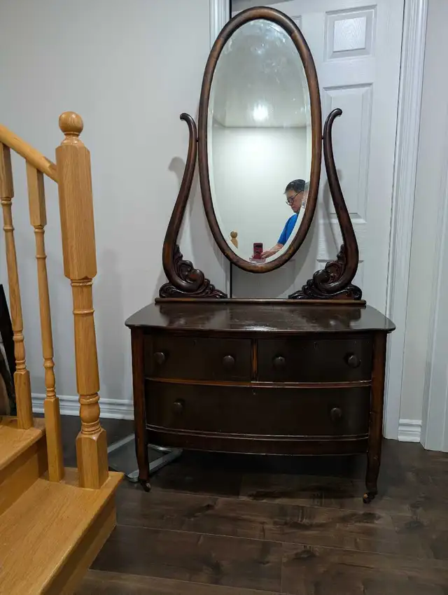 ANTIQUE/VINTAGE DRESSER WITH OVAL MIRROR in Dressers & Wardrobes in Oshawa / Durham Region - Image 6