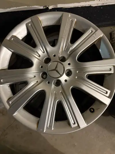 has some tire residues and a little bit of rashes/scratches 8.5Jx19