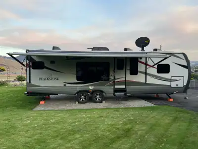 Showroom condition, A rare Find, Four Season Designed package, 150 w solar system, Automatic Satelli...