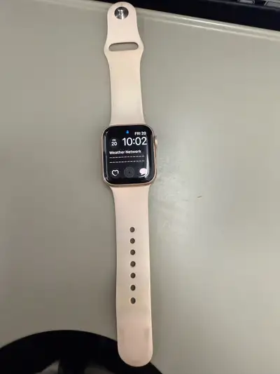 Selling Apple Watch Series 5 in rose gold. In good condition.