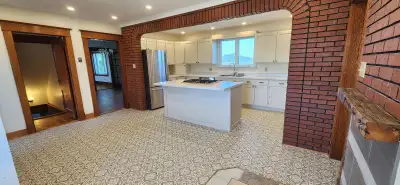 Minutes away from Wolfville (Acadia University) and Kentville (NSCC), this large farm house has 7 be...