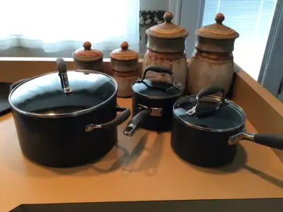 Ensemble de trois pièces. Chaudrons de marque Anolon.