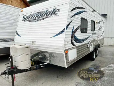Sleeps 6 Queen size bed Fridge/freezer, stove/oven & micro, 4pc bath Furnace/AC, outdoor shower, awn...