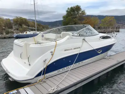 Hit the water in style with this robust 25.6-foot 2004 Bayliner deck boat, finished in classic white...