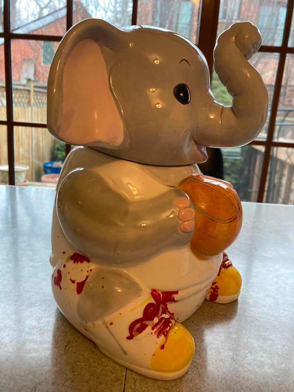 Vintage Baby Elephant Cookie Jar in Arts & Collectibles in City of Toronto - Image 4