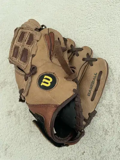 Wilson 425 EZ Close baseball glove 10.5” RHT, View more