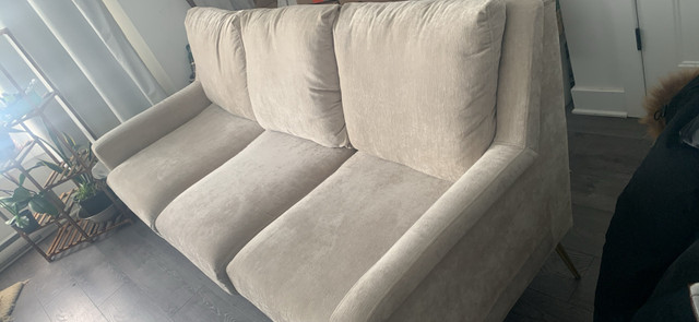 Sofa en tissus beigne négociable neuf dans Sofas et futons  à Ville de Montréal - Image 3