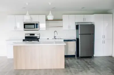 Beautiful Corner Unit available at 525 Cliffe for Sept 1 2025