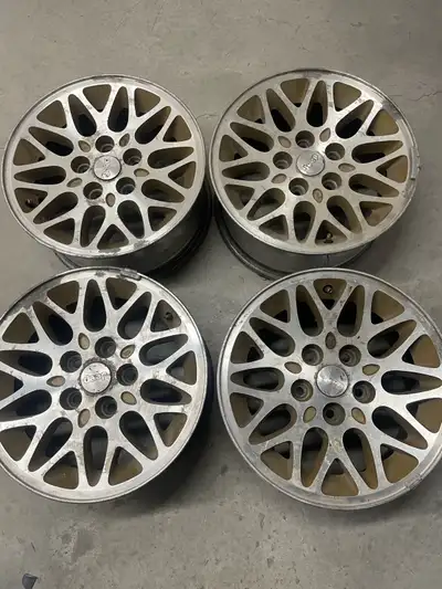 I'm offering a set of four aluminum Jeep rims, perfect for upgrading your ride. These rims are used...