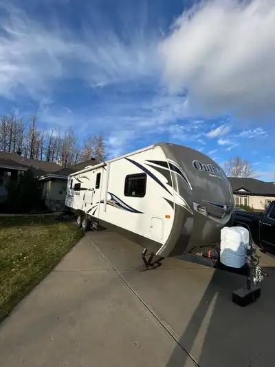 2012 Keystone Outback 277RL Features: 35ft 7410lbs base weight 2 slides Power awning Dual entrance O...