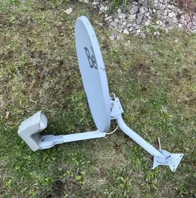 Bell satellite dish 46 cm (18 in) in good used condition. Includes mounting arm and 2 receiver heads...