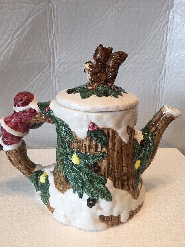 Vintage Christmas Santa Ceramic Coffee / Tea Pot in Kitchen & Dining Wares in Bedford - Image 2