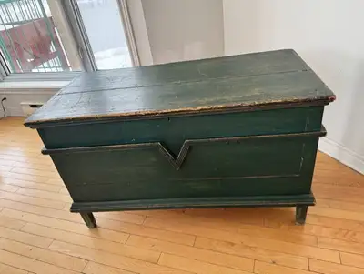 Coffre en V original de couleur vert ancien. Origine Beauce, PQ Dimensions: 43 1/2 po x 21 po x 26 p...