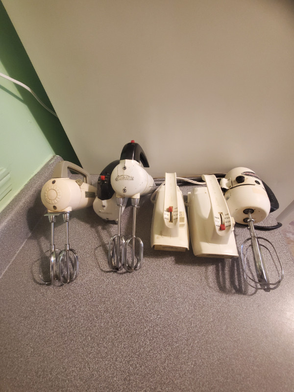 6 -Vintage Electric Hand Held Mixers in Arts & Collectibles in City of Toronto - Image 2