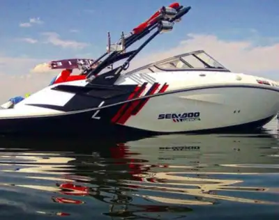 À vendre – Sea-Doo Challenger 210 Wake (21 pi) Twin Rotax 155 HP (310 HP au total) – 350 h Tour de w...
