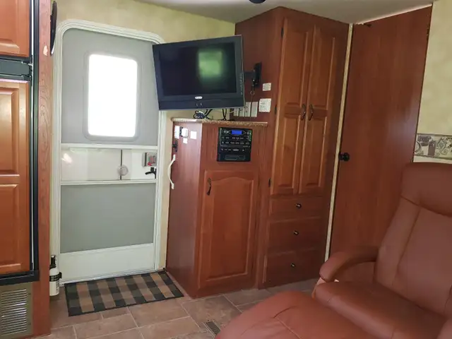 26ft Arctic Fox all season travel trailer in Travel Trailers & Campers in Quesnel - Image 6