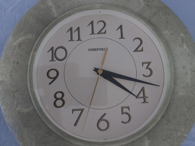 4 CLOCKS -- wall mount, bookshelf in Home Décor & Accents in Guelph - Image 4