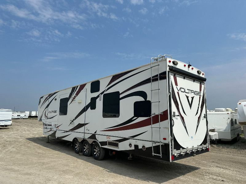 2013 DUTCHMEN VOLTAGE 3895 42 ft Tri/A Toy Hauler Travel Trailer RVs