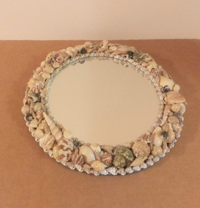 Small Mirror with Seashell Frame in Home Décor & Accents in Mississauga / Peel Region - Image 2