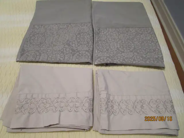 QUEEN COMFORTER  &  Cushion in Bedding in Hamilton - Image 5