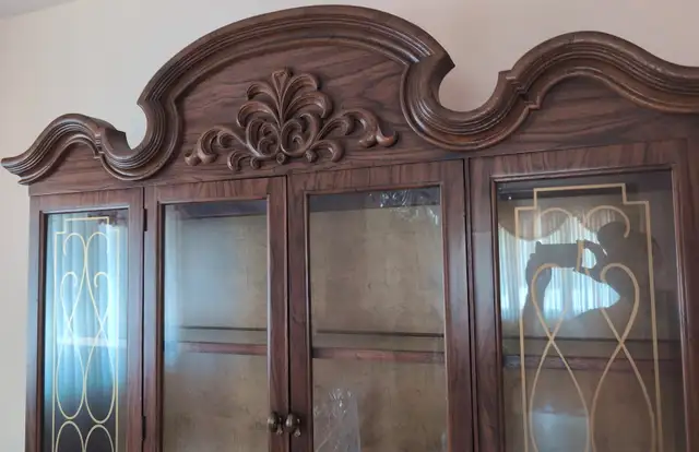 Diningroom set with Table, 4 chairs, and hutch in Dining Tables & Sets in Hamilton - Image 10
