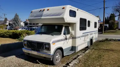 1990 Oakland 26', Quality built by Bigfoot Make Ford, Engine 460, 143,639 km It has: Roof AC with he...