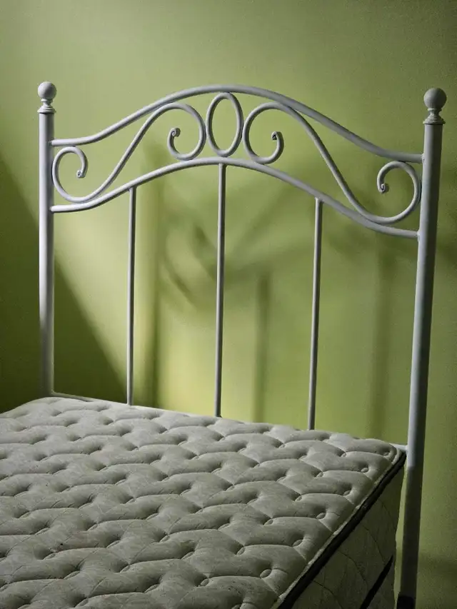 Twin bed for sale in Beds & Mattresses in Kitchener / Waterloo - Image 6