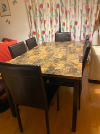 Table de cuisine avec chaises en cuir 