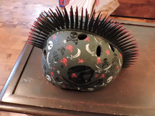 Casque de vélo NEUF, RASKULLZ HAWK ou planche à roulettes in Kids in Laval / North Shore - Image 6