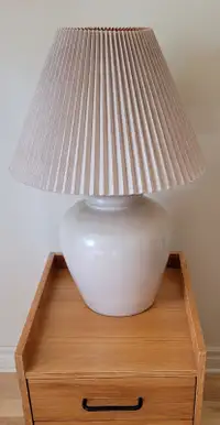 Lampe de table beige en poterie Beige pottery table lamp